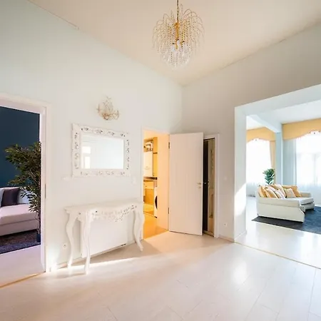 Central 4 Bedrooms Munich Apartment *