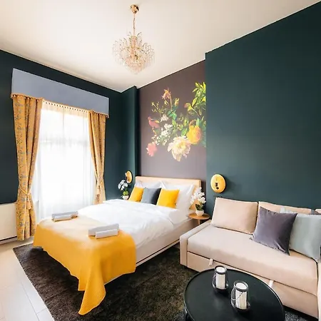 Central 4 Bedrooms Munich Apartment *